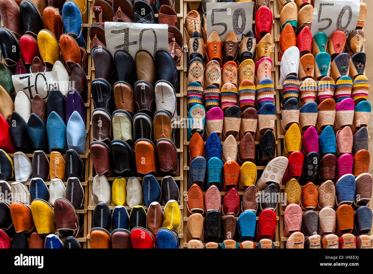 Marocchino tradizionale pantofole in vendita nella Medina di Fez el Bali, Fez, in Marocco Foto Stock