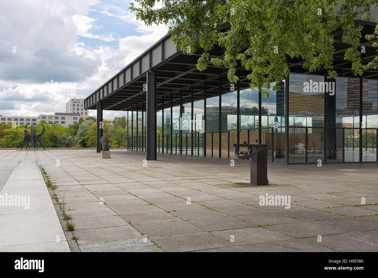 Berlino, Germania - Luglio 2015: Neue Nationalgalerie, noto anche come nuova Galleria Nazionale di Berlino. Vista esterna del museo progettato dall architetto Lu Foto Stock