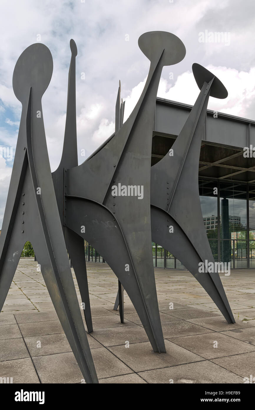 Berlino, Germania - Luglio 2015: Neue Nationalgalerie, noto anche come nuova Galleria Nazionale di Berlino. Vista esterna del museo progettato dall architetto Lu Foto Stock