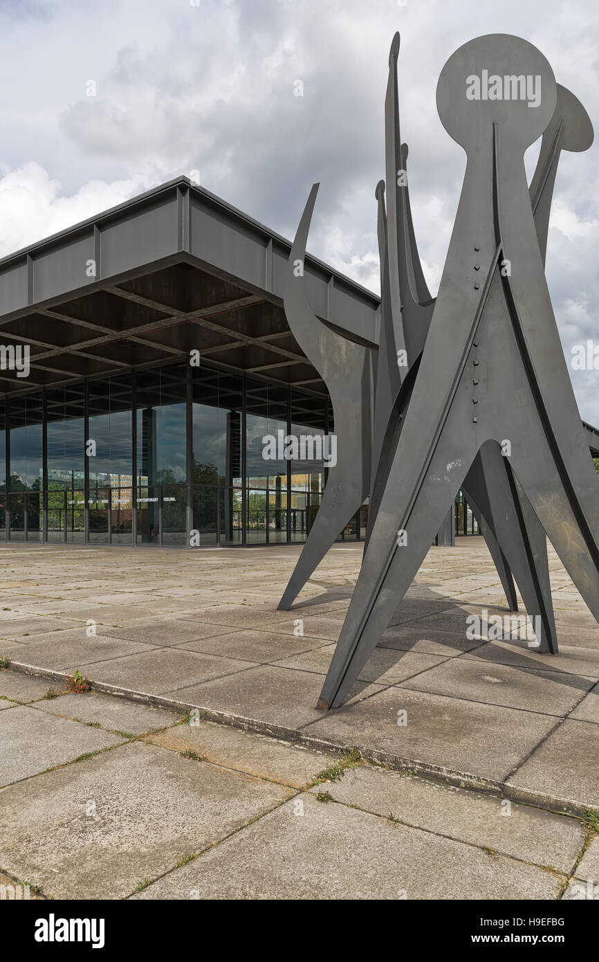 Berlino, Germania - Luglio 2015: Neue Nationalgalerie, noto anche come nuova Galleria Nazionale di Berlino. Vista esterna del museo progettato dall architetto Lu Foto Stock