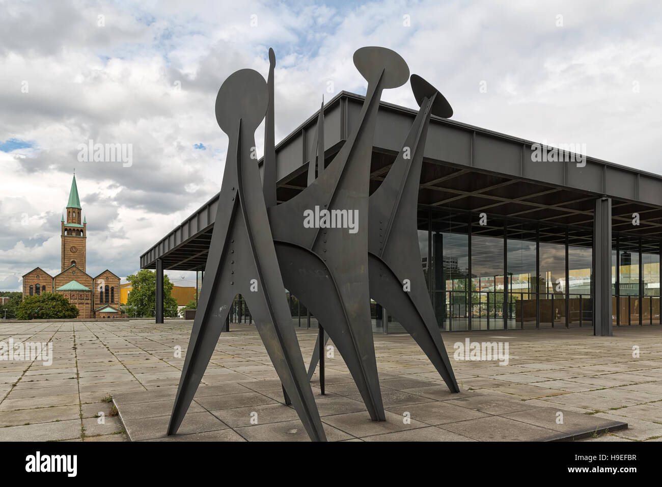 Berlino, Germania - Luglio 2015: Neue Nationalgalerie, noto anche come nuova Galleria Nazionale di Berlino. Vista esterna del museo progettato dall architetto Lu Foto Stock