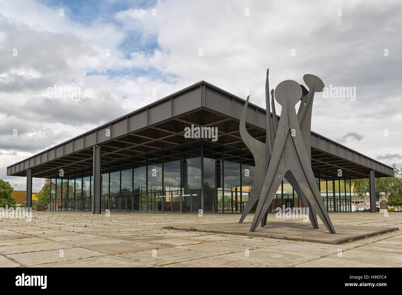 Berlino, Germania - Luglio 2015: Neue Nationalgalerie, noto anche come nuova Galleria Nazionale di Berlino. Vista esterna del museo progettato dall architetto Lu Foto Stock