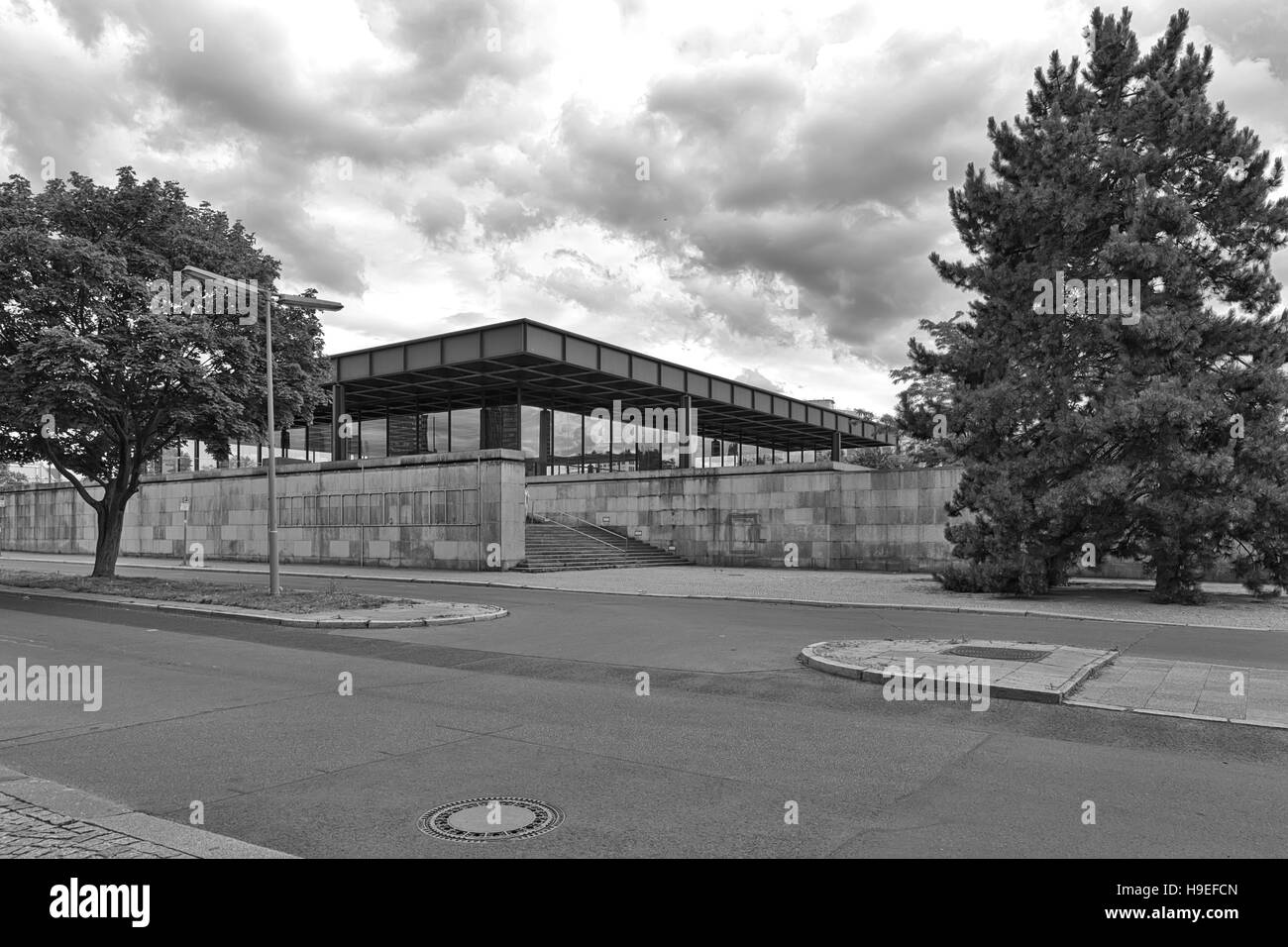 Berlino, Germania - Luglio 2015: vista esterna della Neue Nationalgalerie galleria d'arte è un capolavoro di architettura moderna progettato da Mies Van Der Foto Stock