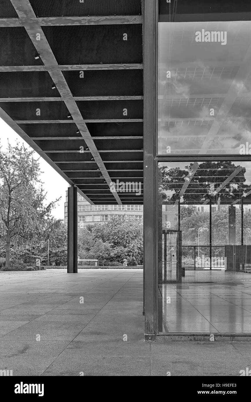 Berlino, Germania - Luglio 2015: vista esterna della Neue Nationalgalerie galleria d'arte è un capolavoro di architettura moderna progettato da Mies Van Der Foto Stock