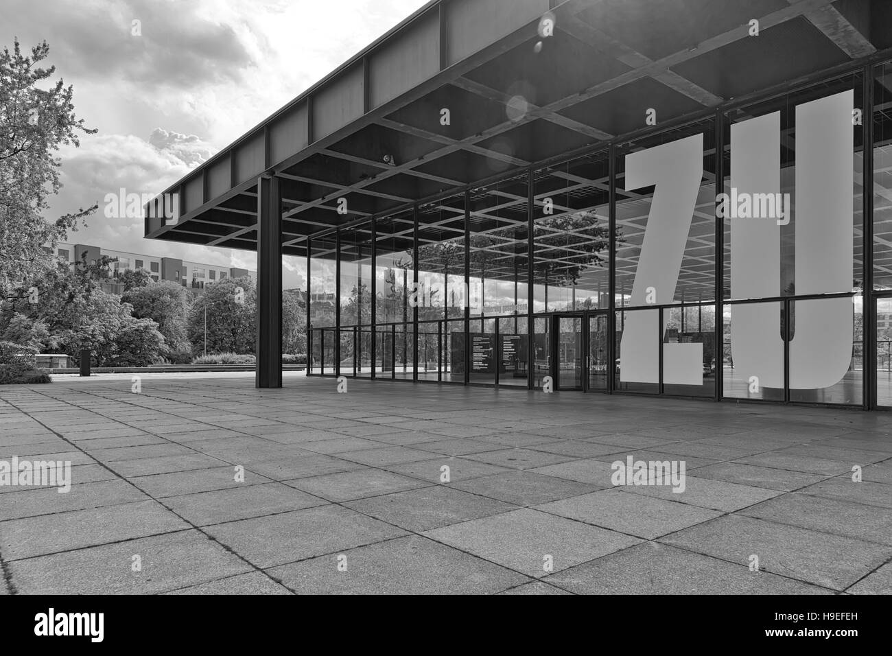 Berlino, Germania - Luglio 2015: vista esterna della Neue Nationalgalerie galleria d'arte è un capolavoro di architettura moderna progettato da Mies Van Der Foto Stock