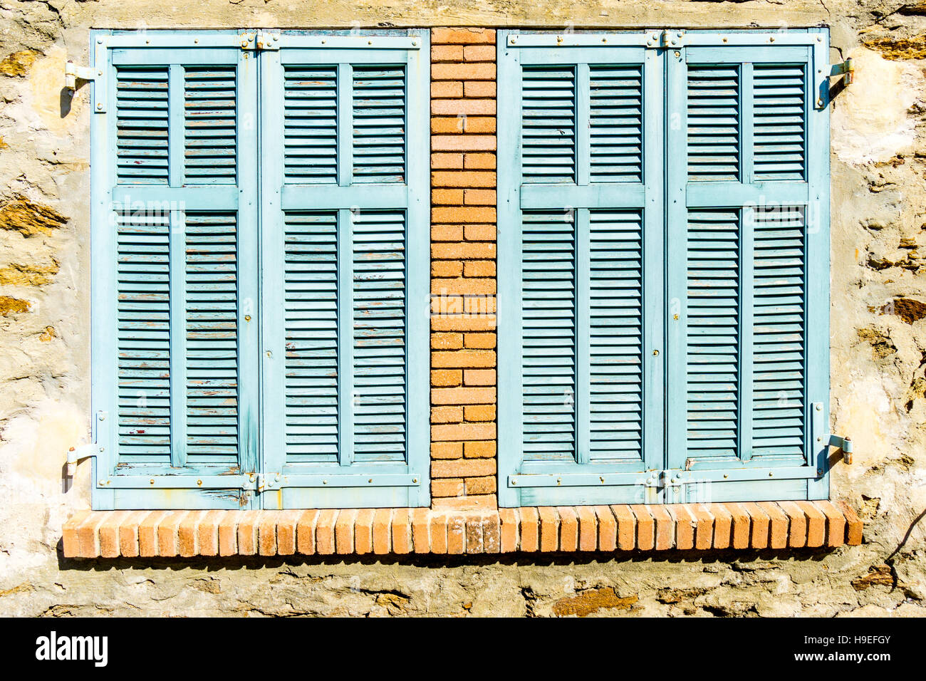 Finestra del Mediterraneo con il turchese persiane blu nel sud della Francia hilltop village di Gassin, Var, Francia Foto Stock