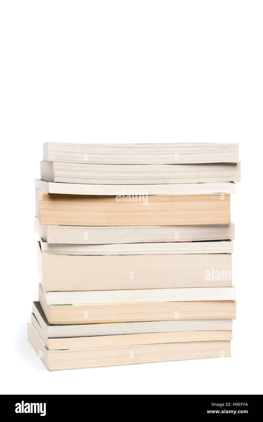 Pila di bianco i libri tascabili isolato su sfondo bianco con copyspace Foto Stock