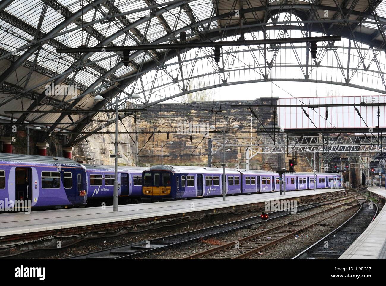Impianto elettrico del Nord i treni in arrivo di Liverpool Lime Street Station. Classe 319 elettrico unità multiple. Foto Stock