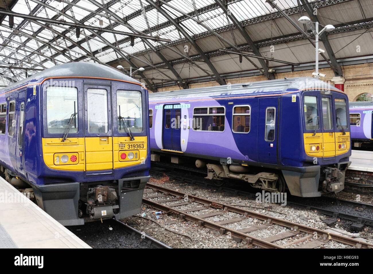 Northern Electrics treni in Liverpool Lime Street Station. Classe 319 elettrico unità multiple in piattaforme. Foto Stock