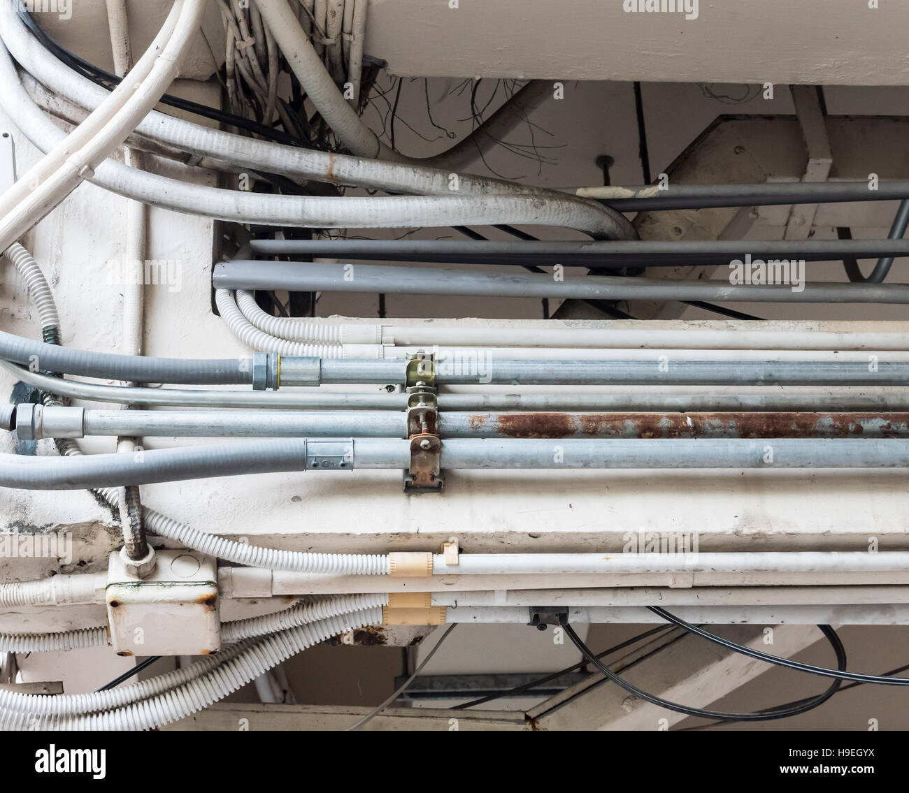 Il complesso di molti tubi per il filo elettrico e il cavo di comunicazione in fabbrica. Foto Stock