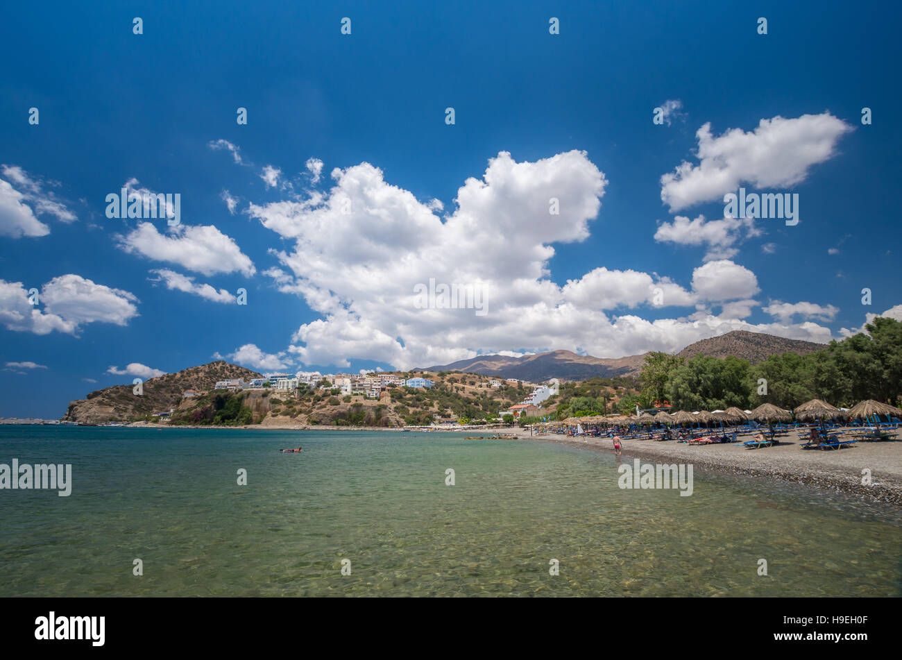 Agia Galini Beach a Creta, Grecia. I turisti relax e bagno nelle acque cristalline di Agia Galini Beach. Foto Stock