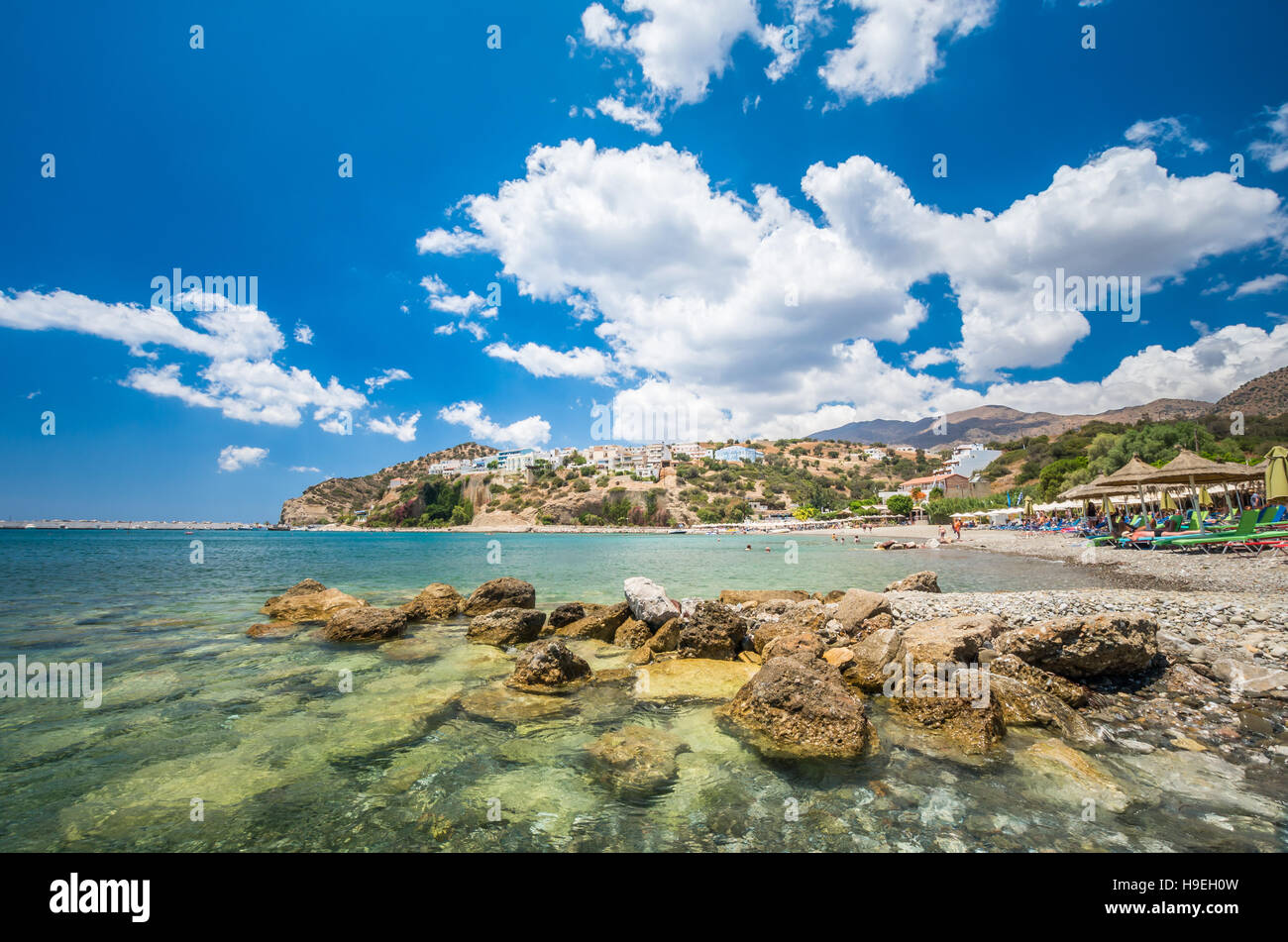 Agia Galini Beach a Creta, Grecia. I turisti relax e bagno nelle acque cristalline di Agia Galini Beach. Foto Stock