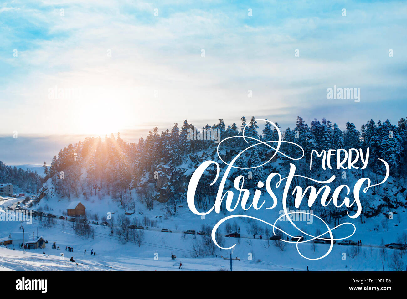 Incantevole paesaggio invernale con coperta di neve alberi e testo Buon Natale. Calligraphy lettering Foto Stock