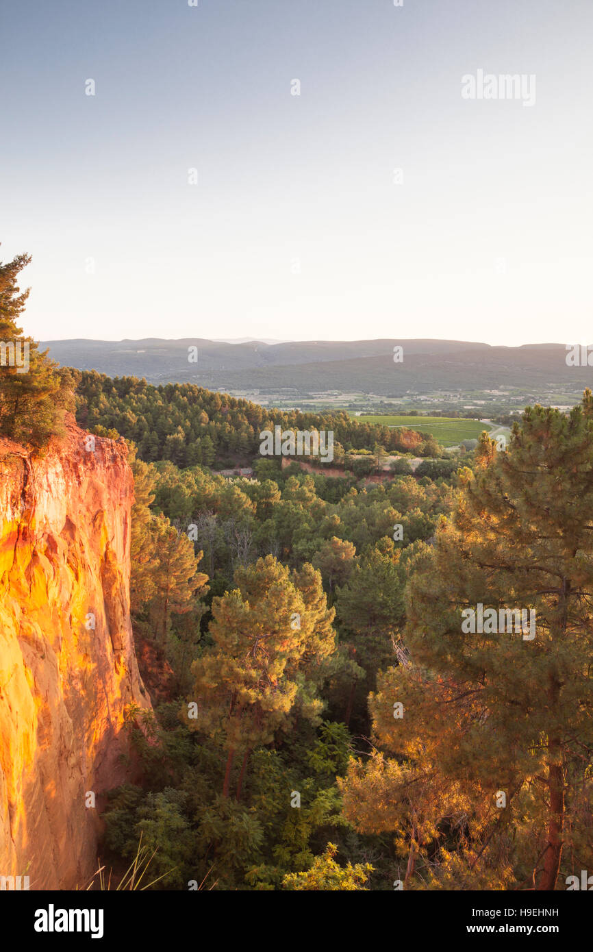 Le famose rocce rosse vicino a Roussillon in Provenza. Foto Stock