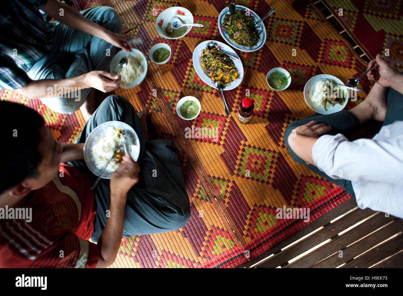 Mangiare il pranzo su Koh trong, un'isola del fiume Mekong in Cambogia. Foto Stock