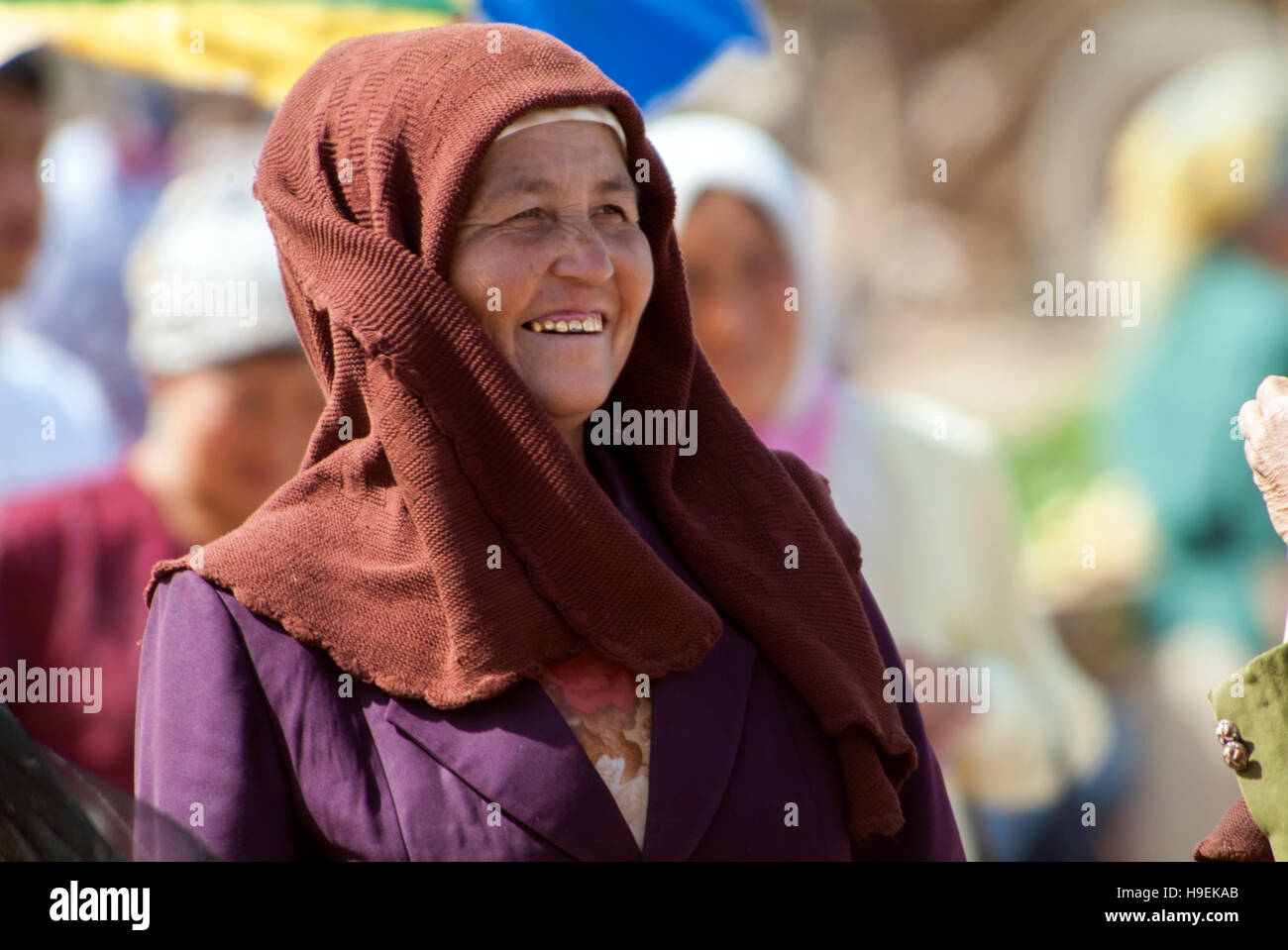 Un etnica Uighur donna alla domenica mercato del bestiame a Kashgar nella provincia dello Xinjiang in Cina. Foto Stock