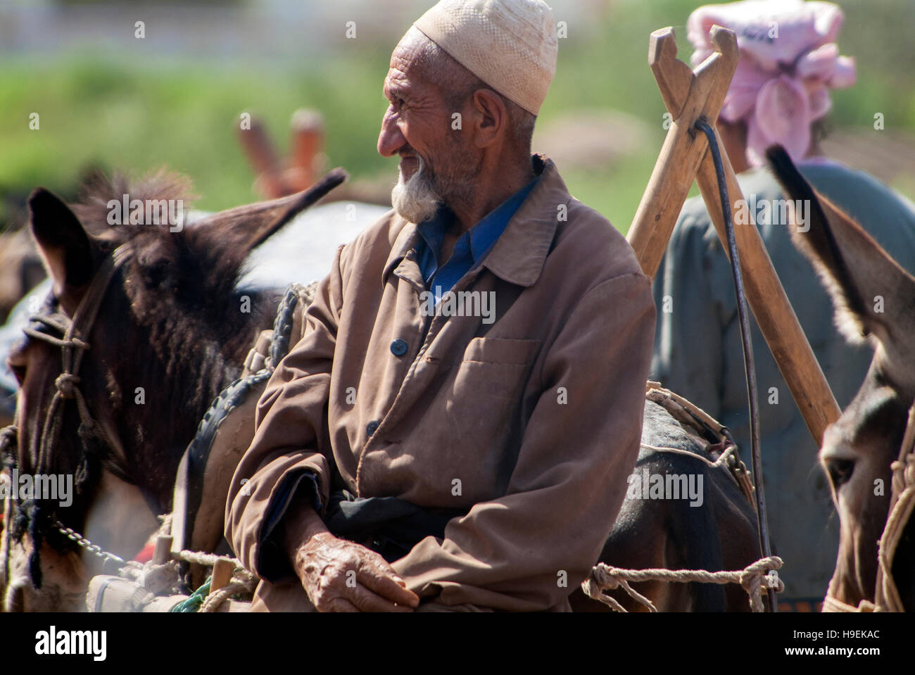 Un etnica Uighur uomo alla domenica mercato del bestiame a Kashgar nella provincia dello Xinjiang in Cina. Foto Stock