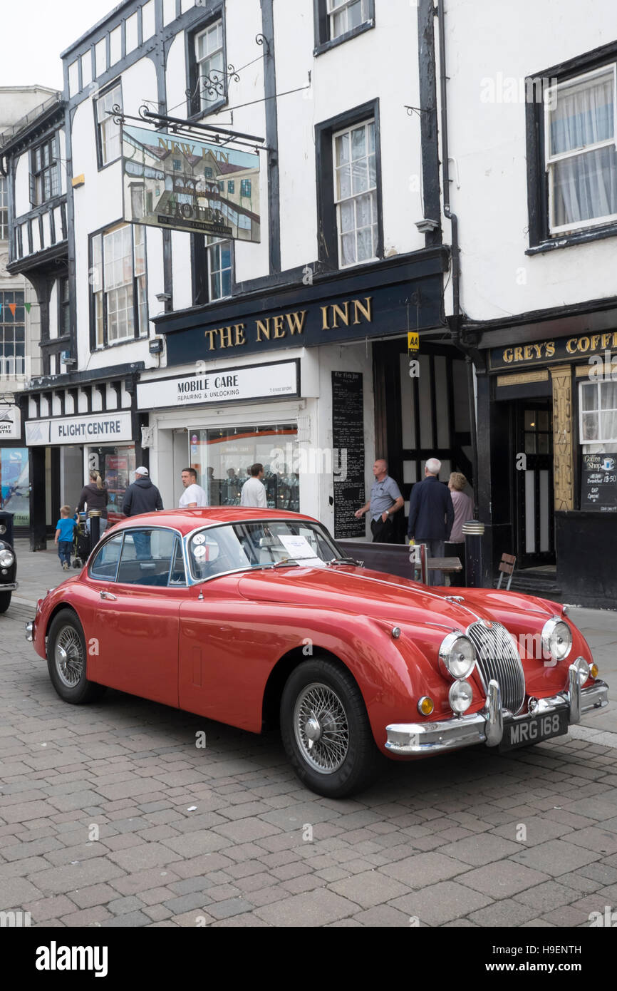 1958 la Jaguar XK150 auto sportiva in un classico auto rally in Gloucester,Inghilterra Foto Stock