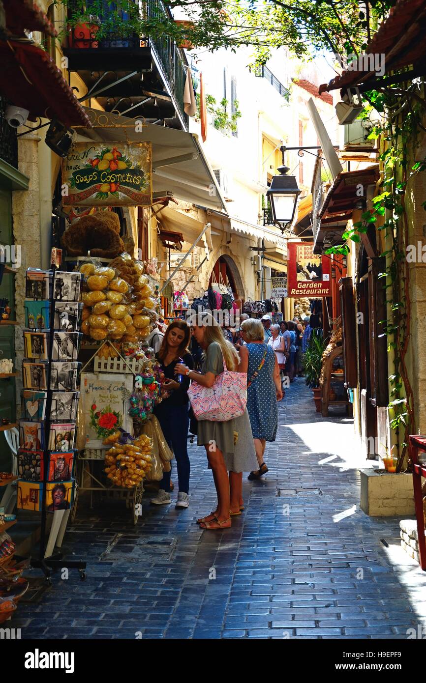 I turisti lungo una strada dello shopping nella città vecchia, Rethimno, Creta, Grecia, l'Europa. Foto Stock