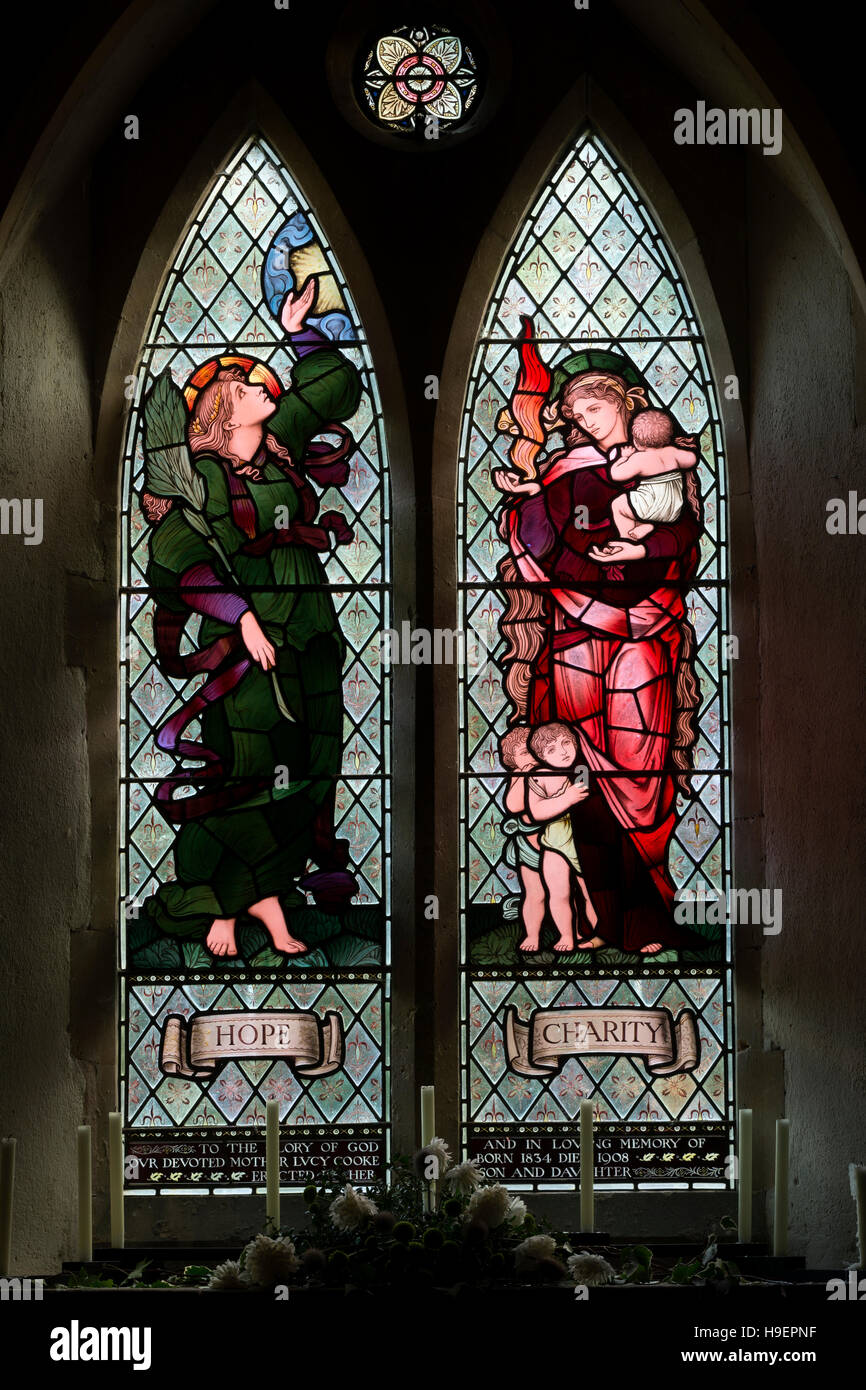 Burne-Jones vetrate, la speranza e la carità e a San Giovanni Evangelista Chiesa, Whitfield, Northamptonshire, England, Regno Unito Foto Stock