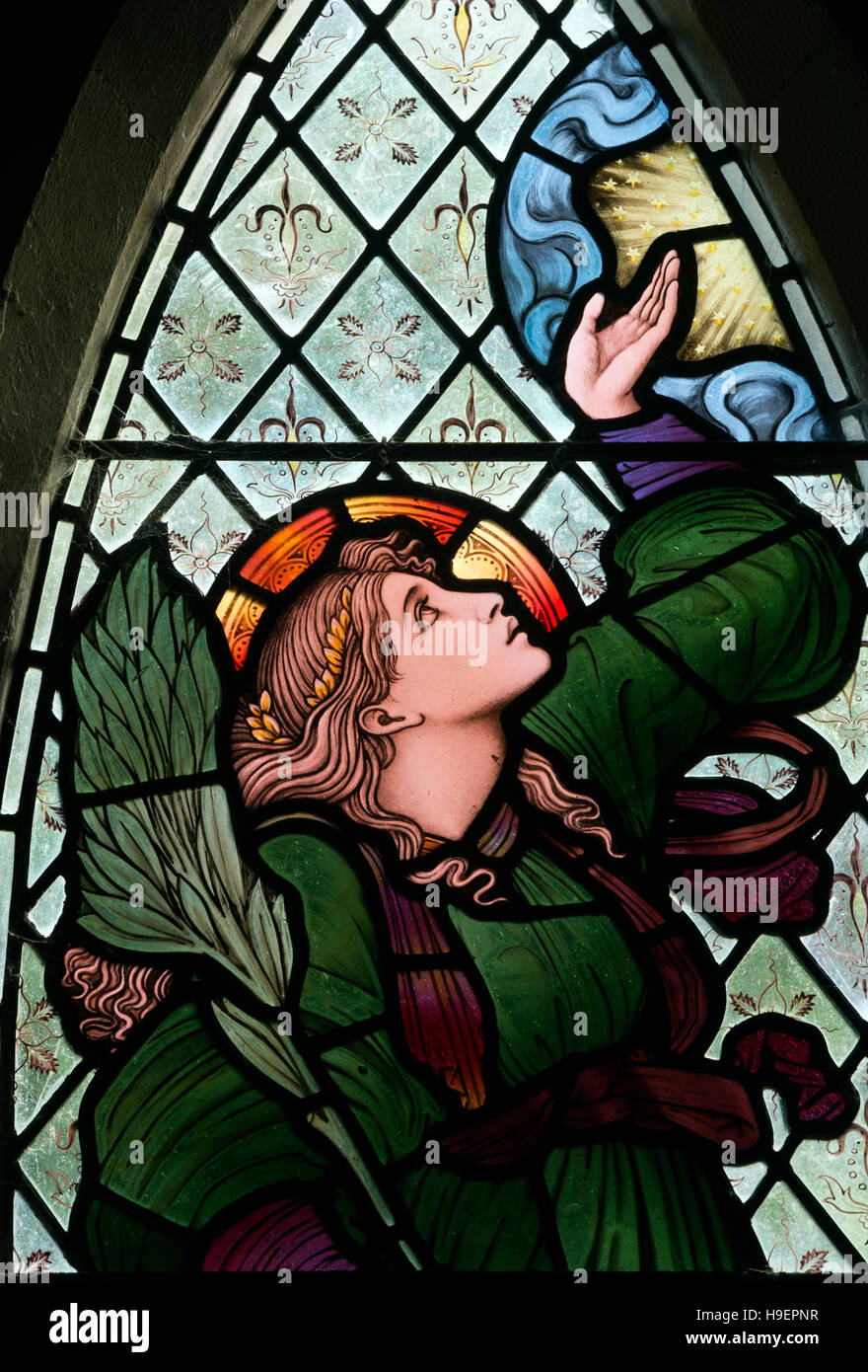 Burne-Jones vetrata raffigurante la speranza a San Giovanni Evangelista Chiesa, Whitfield, Northamptonshire, England, Regno Unito Foto Stock