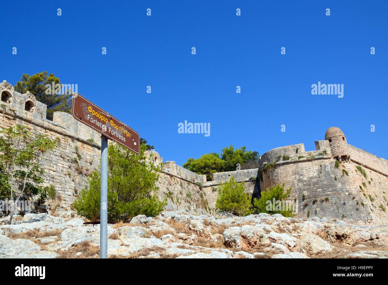 Vista del castello veneziano di pareti con un segno in primo piano, Rethimno, Creta, Grecia, l'Europa. Foto Stock