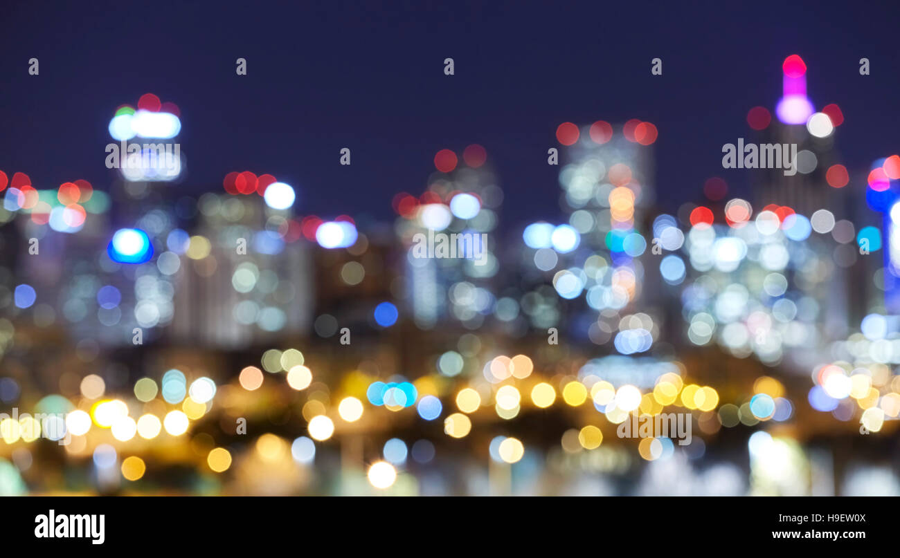 Sfocata sullo skyline di Denver luci della città di notte, urban abstract background. Foto Stock