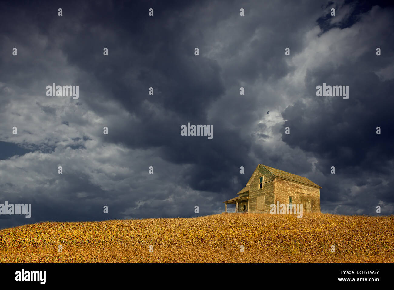 Nuvole temporalesche su remote casale in legno Foto Stock