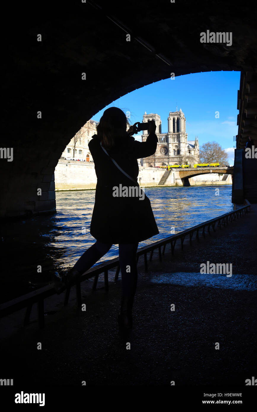 Ragazza sotto il ponte sul fiume di fotografia Foto Stock