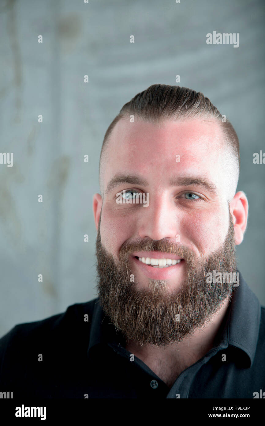 Ritratto di sorridere uomo caucasico con la barba Foto Stock