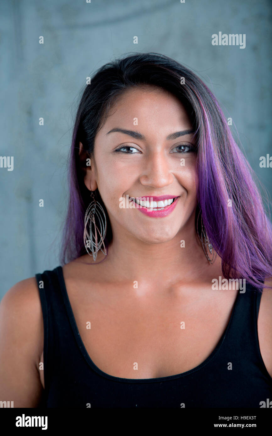 Ritratto di ispanici sorridente donna con capelli viola Foto Stock