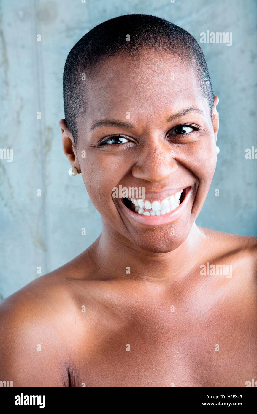 Ritratto di sorridente donna nera Foto Stock