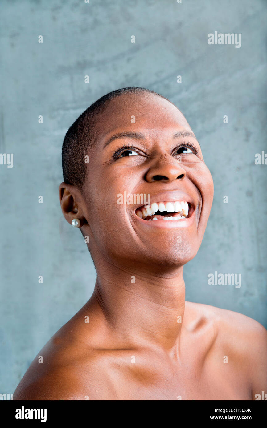 Ritratto di nero sorridente donna che guarda verso l'alto Foto Stock