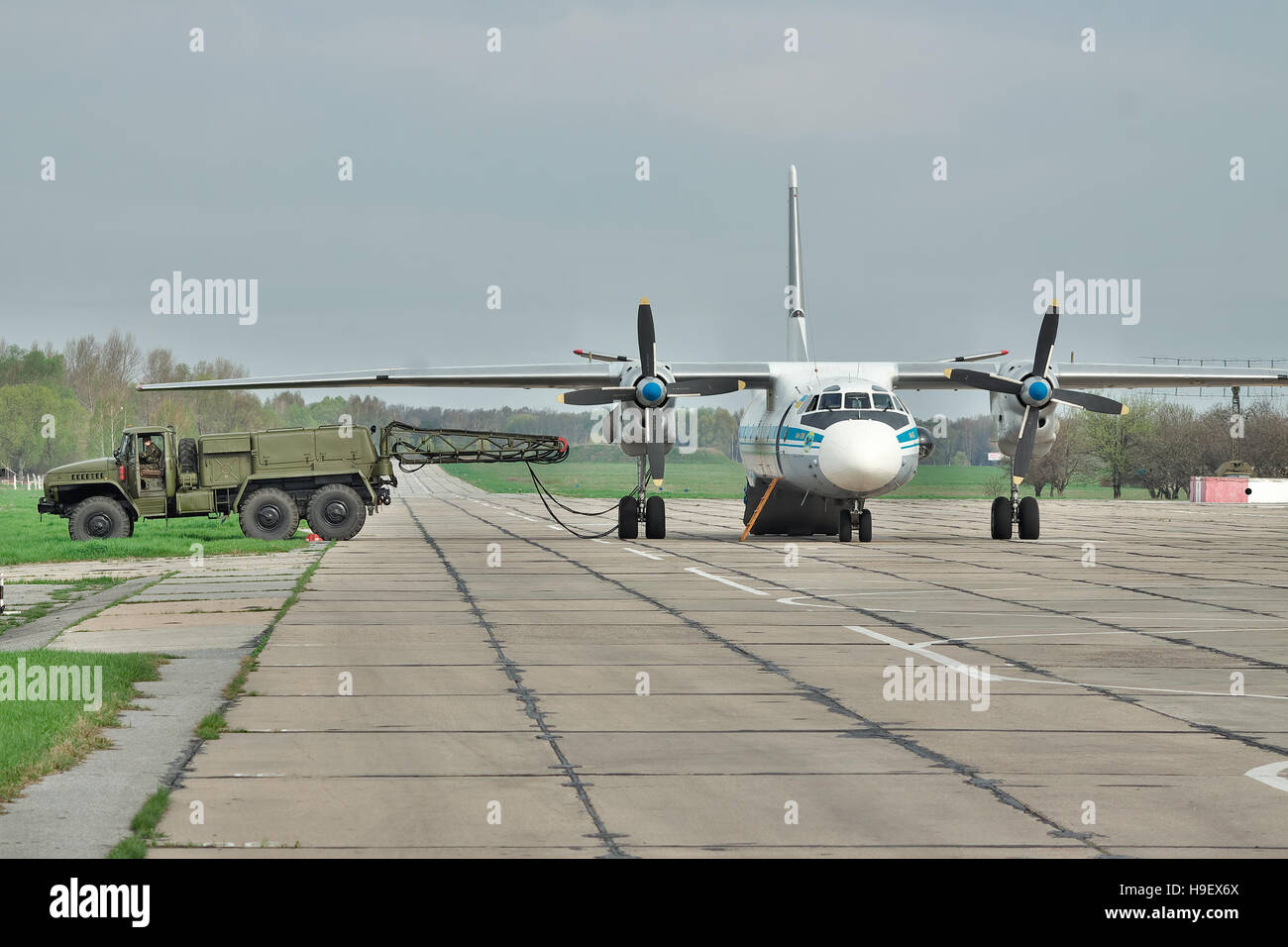 Vasilkov, Ucraina - 24 Aprile 2012: Ucraina Air Force Antonov un-26 cargo aereo si appresta ad avviare il motore con il motorino di avviamento veicolo Foto Stock
