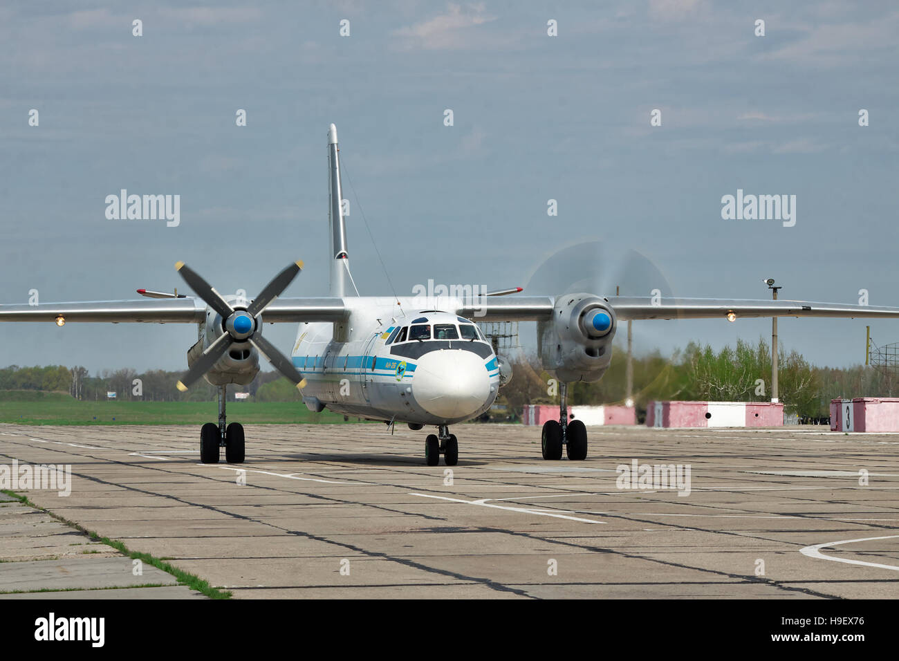 Vasilkov, Ucraina - 24 Aprile 2012: Ucraina Air Force Antonov un-26 cargo aereo è l'avviamento dei motori prima del decollo Foto Stock