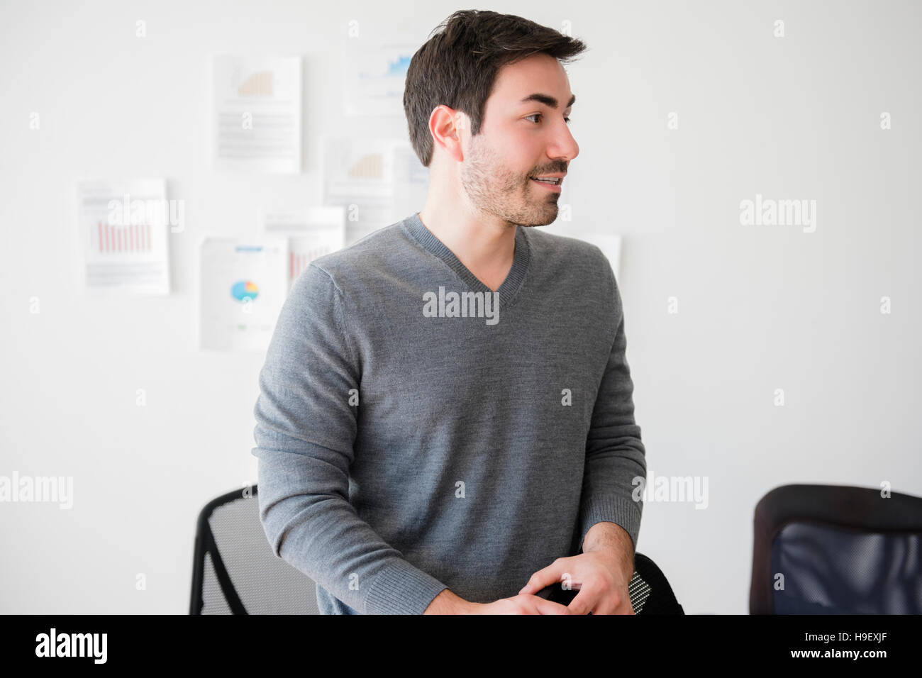 Imprenditore che indossa un maglione in office Foto Stock