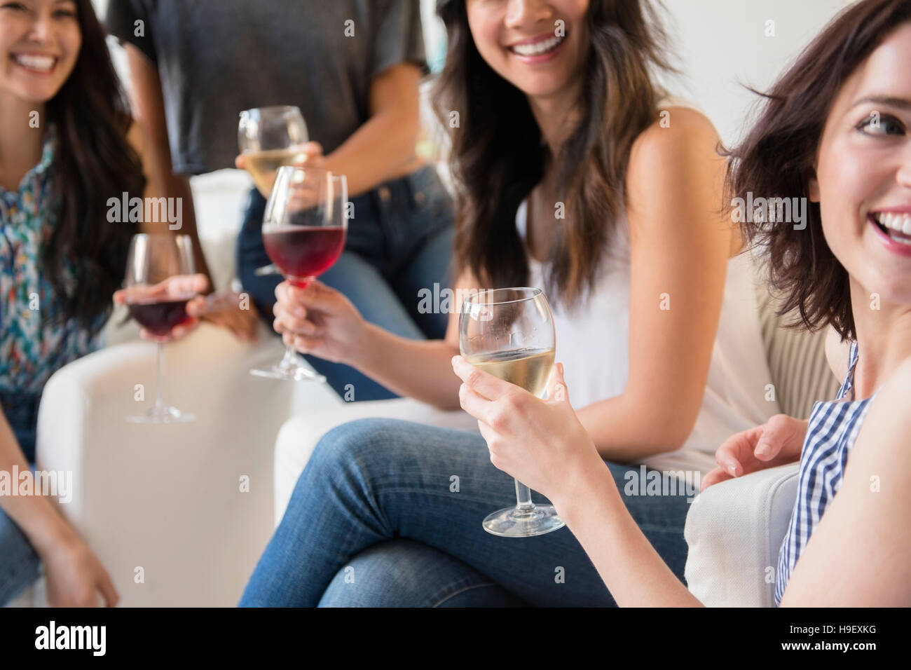 Donna sorridente bevendo vino in festa Foto Stock