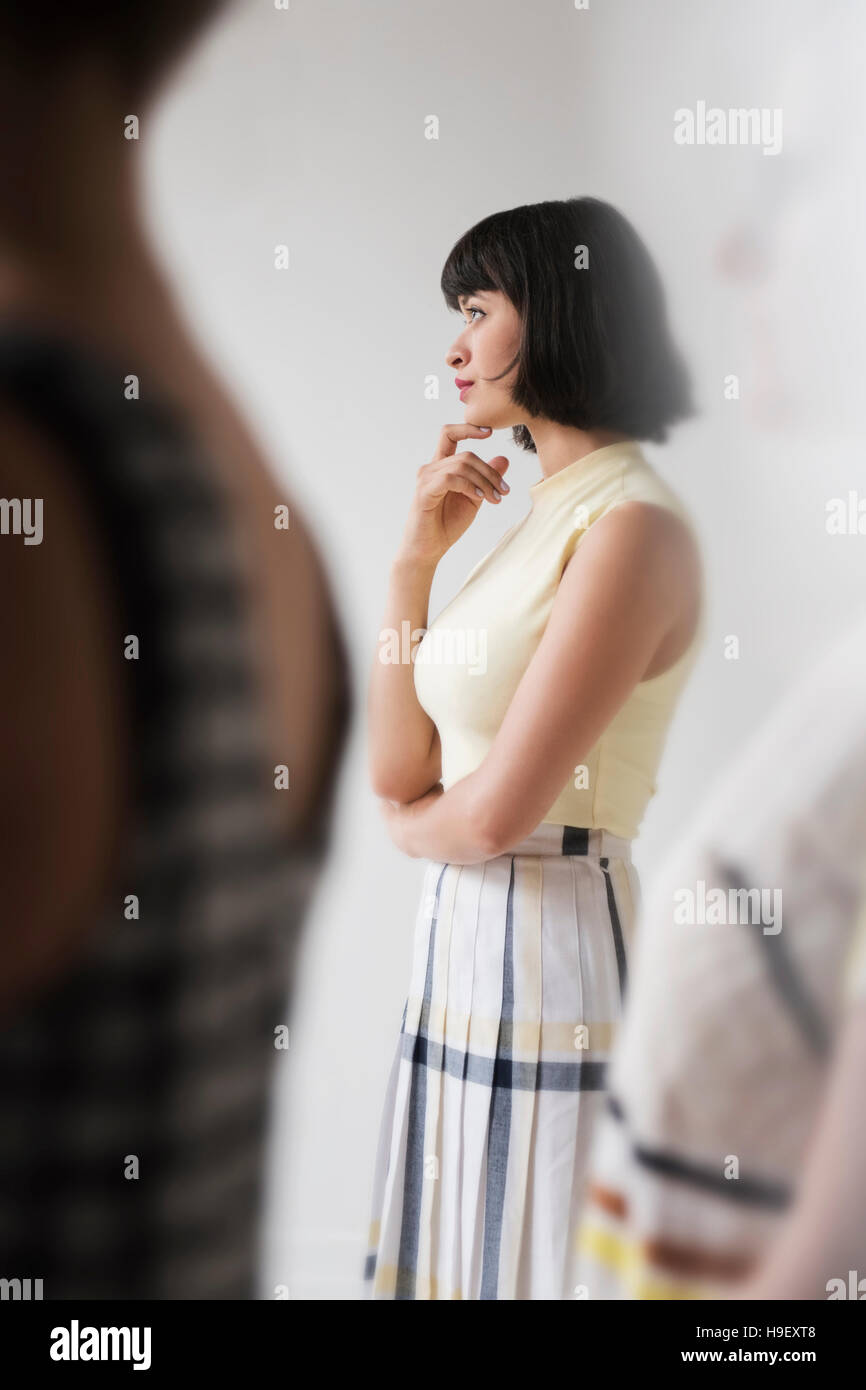 Ritratto di pensieroso donna ispanica Foto Stock