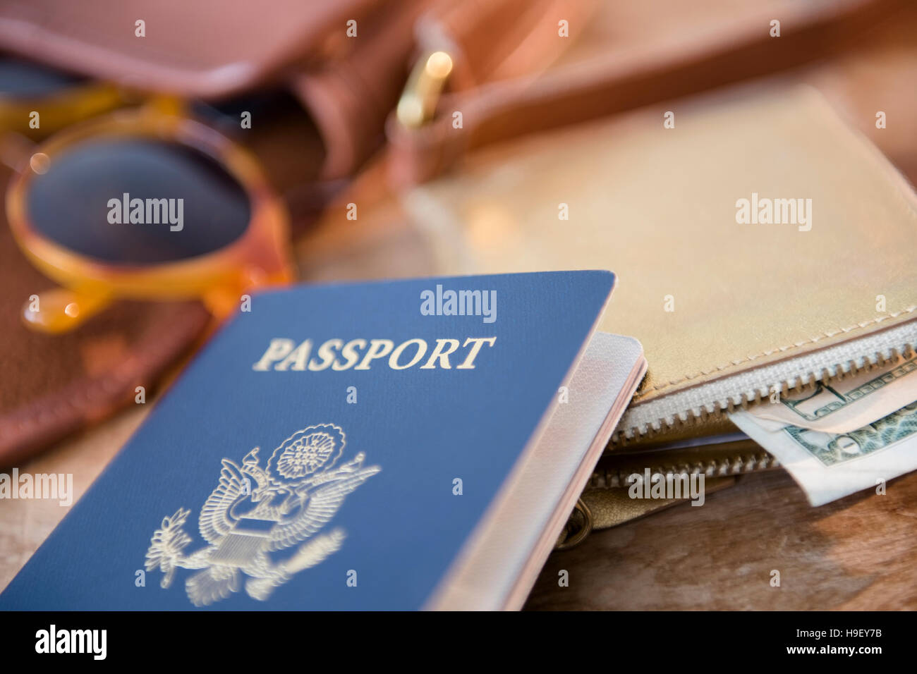 Passaporto, portafoglio e occhiali da sole Foto Stock