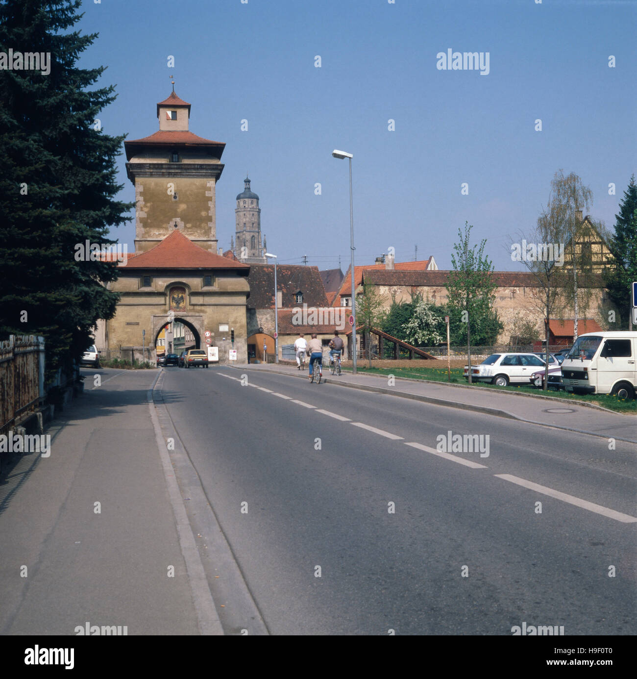 Schwaben, 1980er. Landkreis Donau-Ries. Nördlingen an der Romantischen Strasse. Blick zum Reimlinger Tor und zum Kirchturm - genannt 'der Daniel' der San Georgskirche. Di Svevia, degli anni ottanta. Donau-Ries county. Noerdlingen sulla Strada Romantica. Vista del centro storico cancello Reimlinger Tor e il campanile di una chiesa - denominato 'il Daniel' della St Georg chiesa. Foto Stock