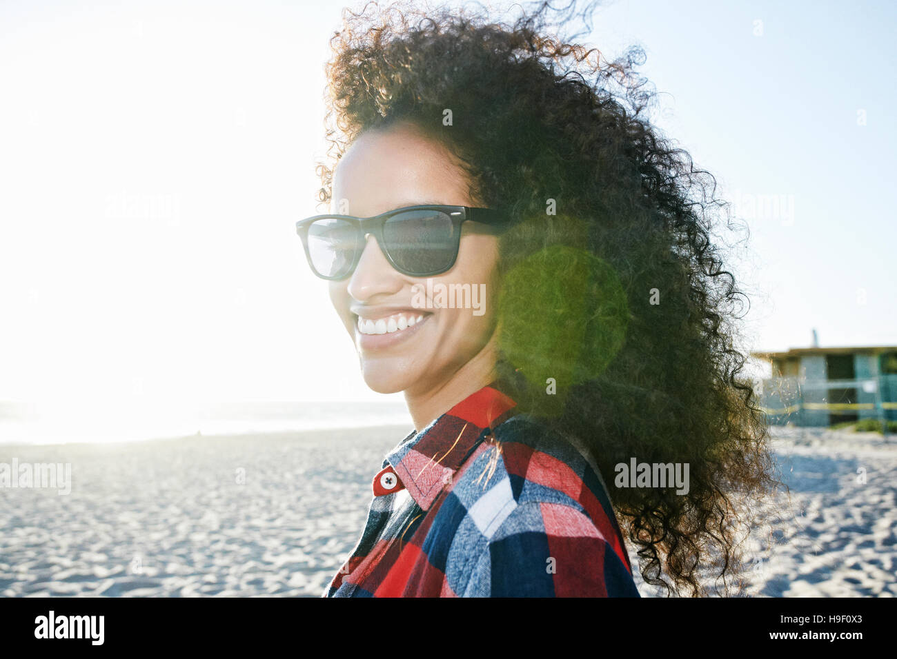 Ritratto di sorridente ragazza ispanica presso la spiaggia Foto Stock