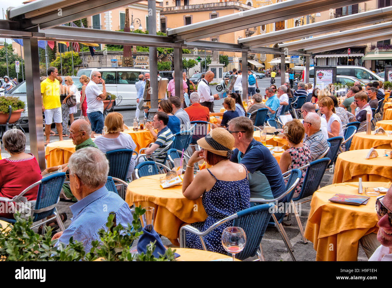 Cafe a Sorrento nel Golfo di Napoli, campania, Italy Foto Stock