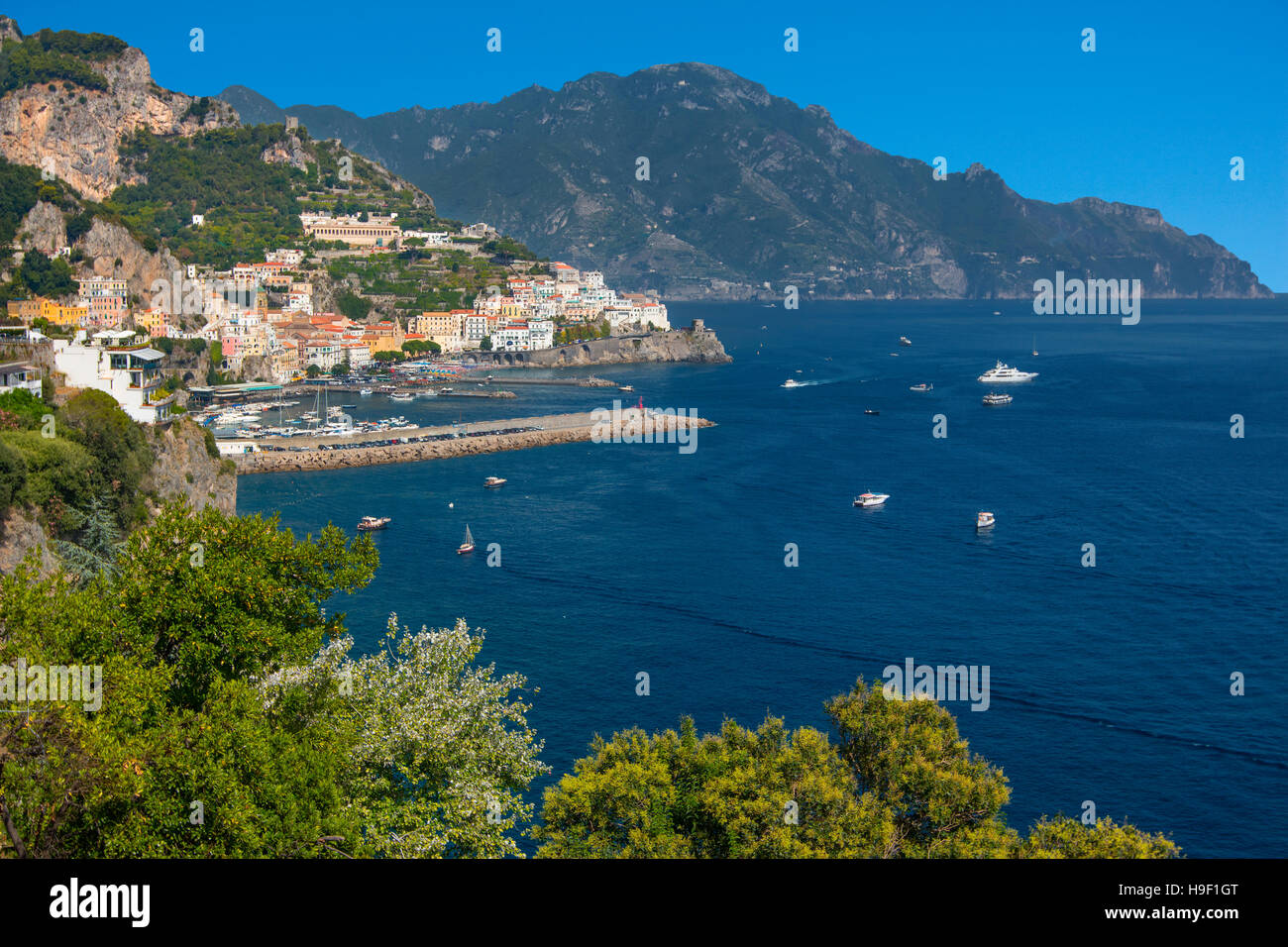 La città di Amalfi lungo la costa di Amalfi, Campania, Italia Foto Stock