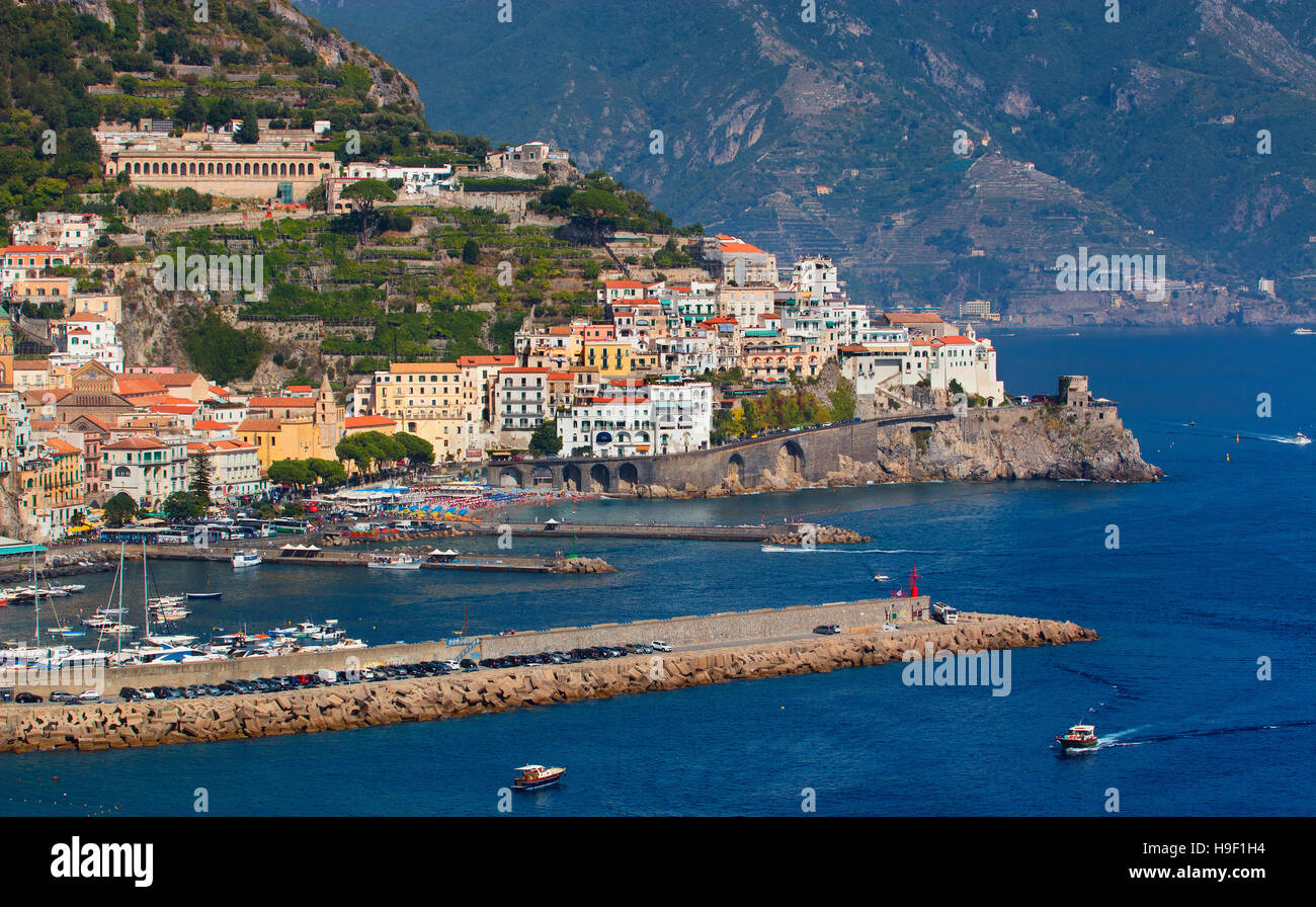 La città di Amalfi lungo la costa di Amalfi, Campania, Italia Foto Stock