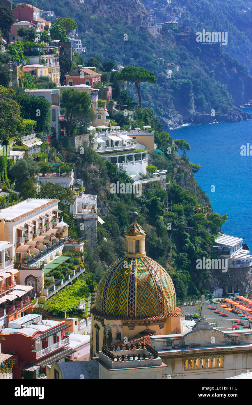 Cupola della chiesa di Santa Maria Assunta e la città di Positano lungo la Costiera Amalfitana, Campania, Italia Foto Stock