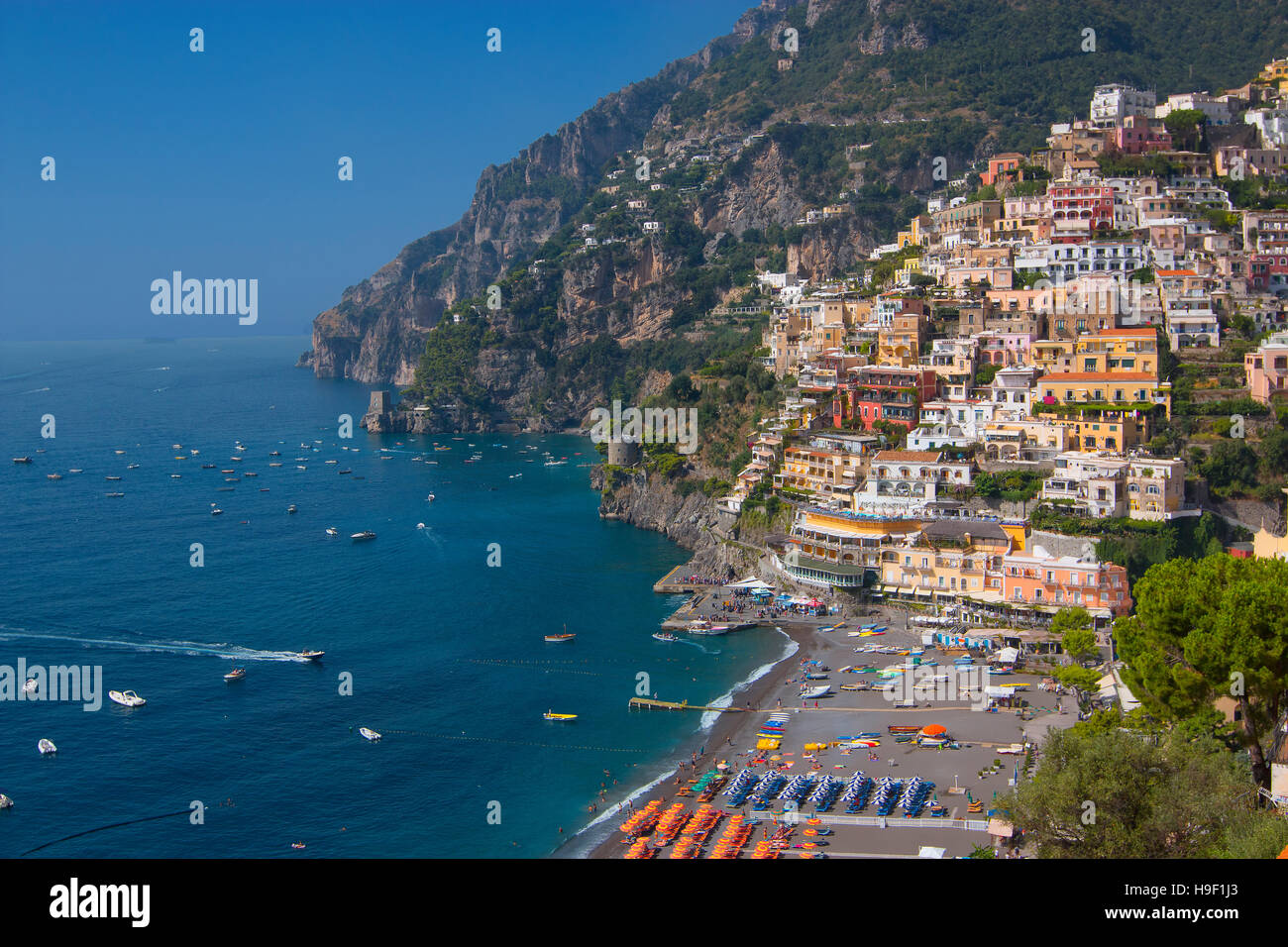 La cittadina di Positano lungo la Costiera Amalfitana, Campania, Italia Foto Stock