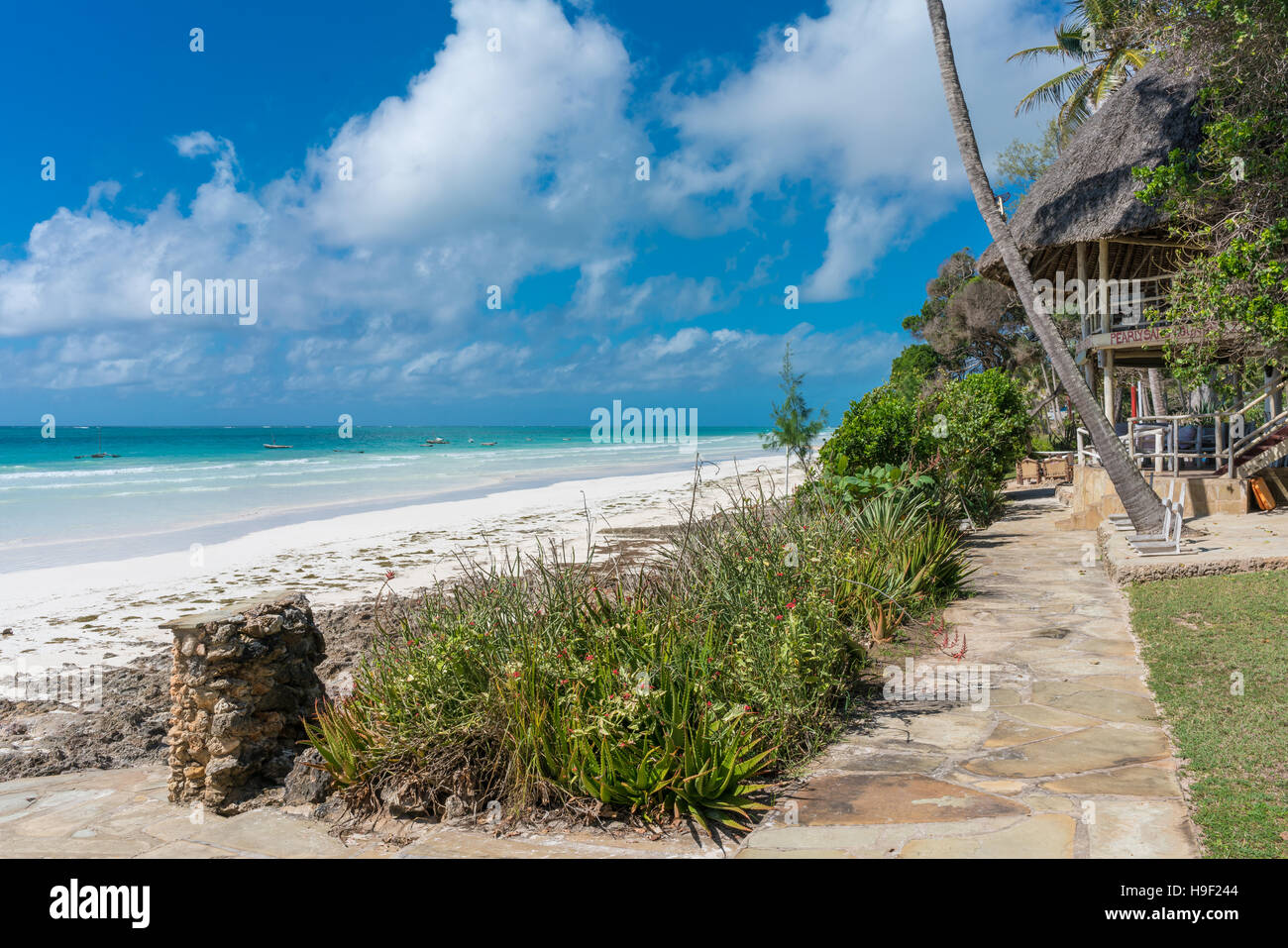 La bellissima spiaggia di Diani lungo le coste dell'Oceano Indiano a Mombasa, in Kenya Foto Stock
