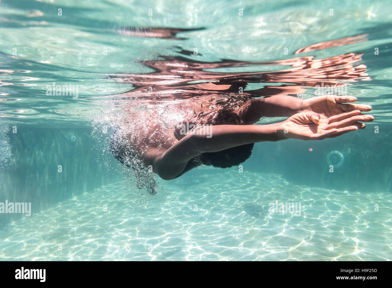 Un sottomarino di colpo di un giovane ragazzo di nuoto in piscina Foto Stock