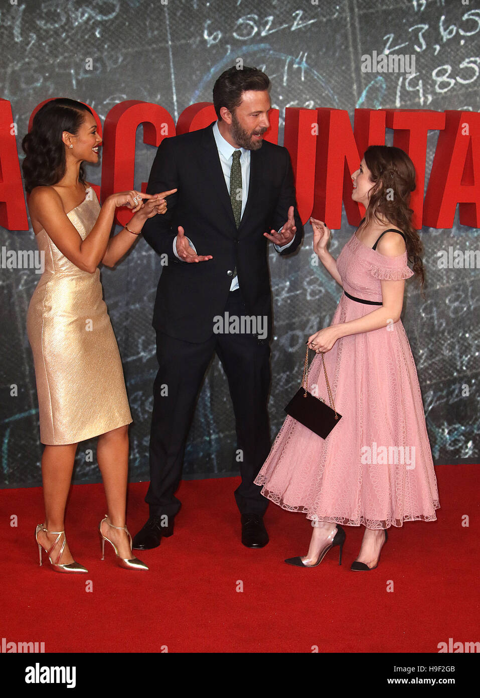 17 ott 2016 - Cynthia Addai-Robinson, Ben Affleck e Anna Kendrick frequentando 'ragioniere' Premiere europeo a Cineworld Leicester Square in basso Foto Stock