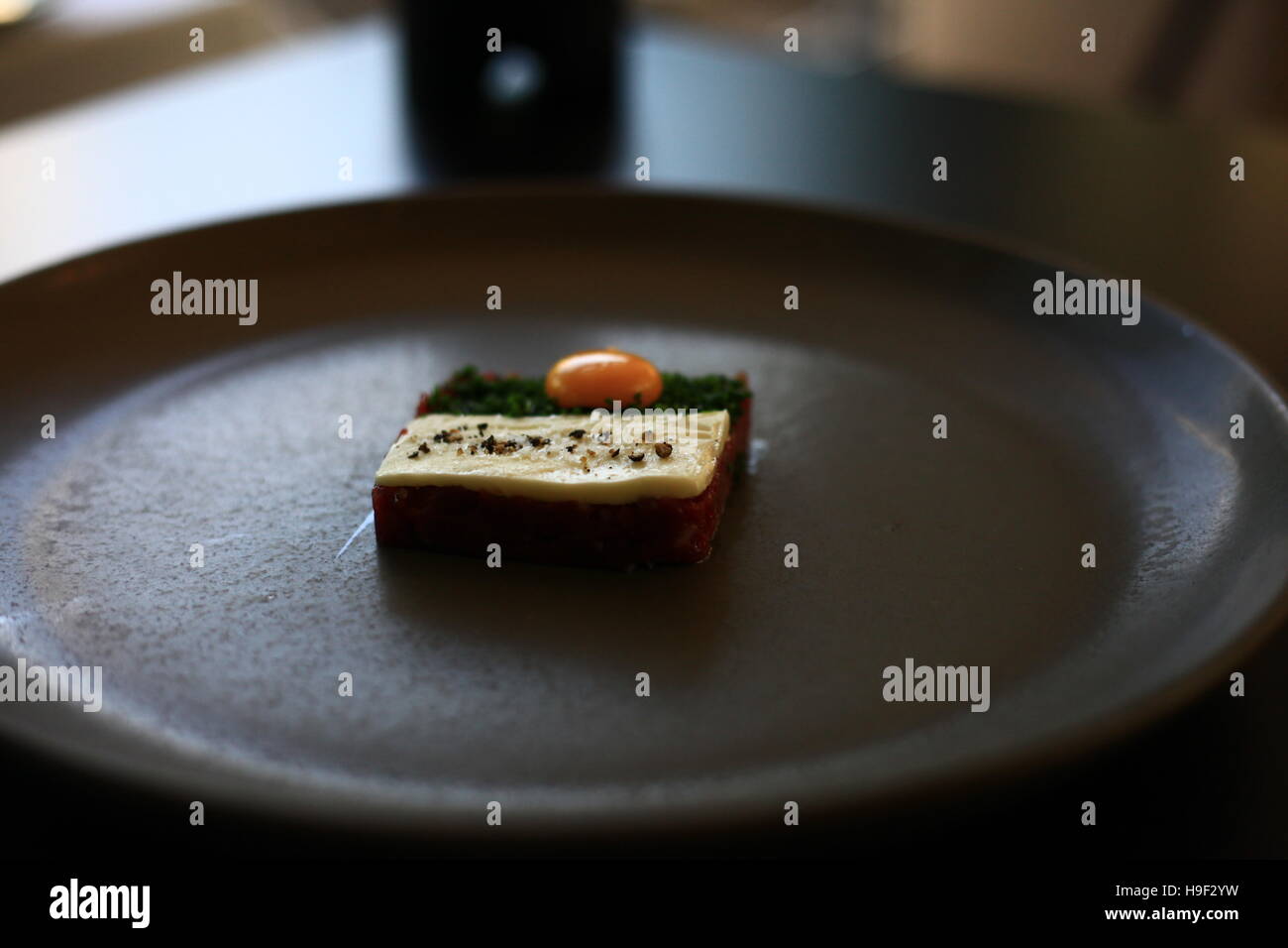 Tartare di cervo con quaglie tuorlo d'uovo, il burro ed erba cipollina Foto Stock